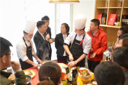 2019年三亿官网新品发布会,加盟商争相拍照品尝