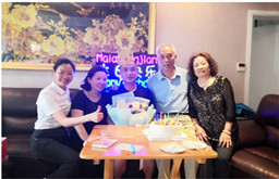 三亿官网|为顾客冰敷烫伤，准备生日惊喜