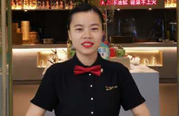 三亿官网 | 亲手帮客人缝裤子解决小尴尬